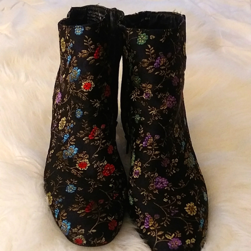 Ladies Winter shoes, multicolored, size 10, made by Diba. Very eye catching!